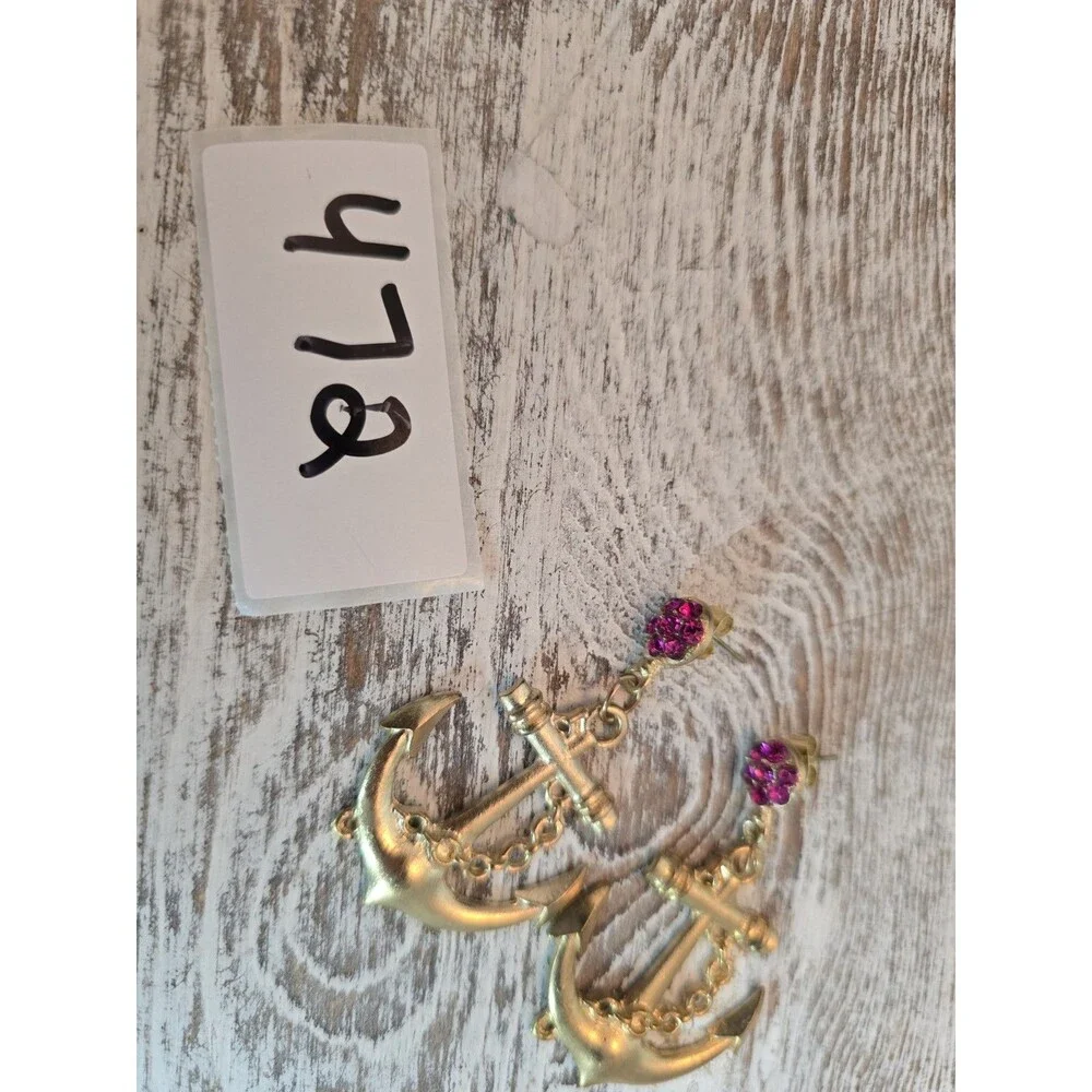 Unbranded gold tone